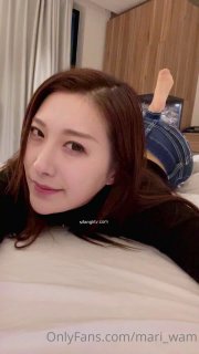 肤白貌美奶子很正的小少妇露脸大秀啪啪激情，舔弄大鸡巴无套抽插，边揉奶子边草浪叫不止，直接内射骚穴真骚
